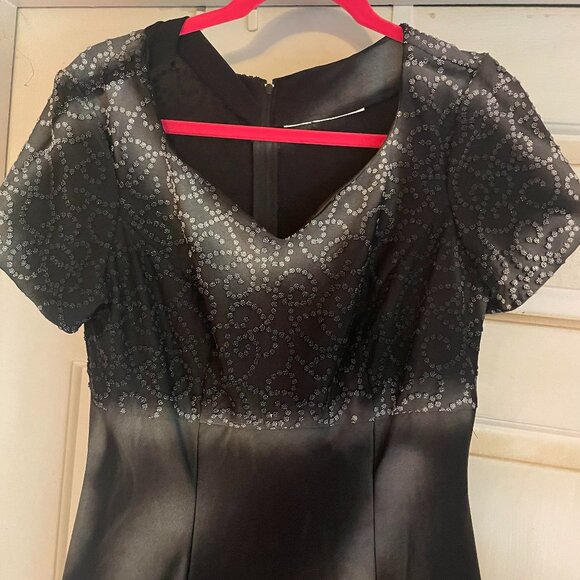 ...things that go 'Bump in the night!   The Perfect Spooky Dress for Halloween! - Picture 2 of 5